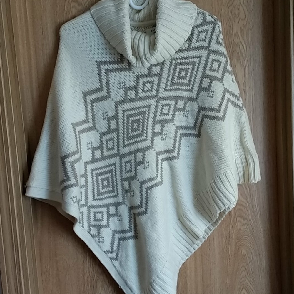 Vintage-Style Acrylic Poncho